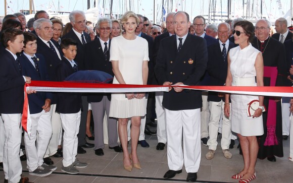 Le prince Albert II inaugurait le nouveau Yacht-Club de Monaco le 20 juin 2014 au côté de son épouse Charlene