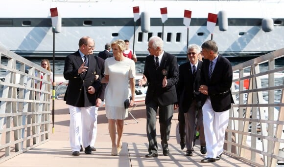 Le prince Albert II et la princesse Charlene de Monaco, accompané des membres du Yacht-Club de Monaco, à Monaco le 20 juin 2014