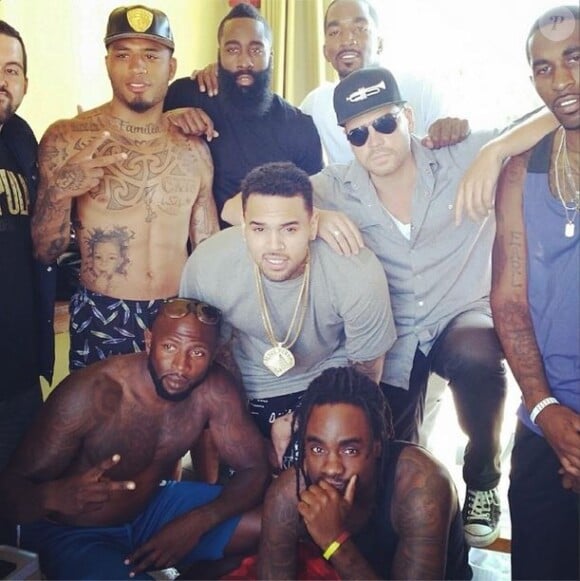 Chris Brown (au milieu), les basketteurs James Harden et J.R. Smith (derrière lui) et le rappeur Wale (accroupi, à droite). Photo postée le 21 juin 2014.