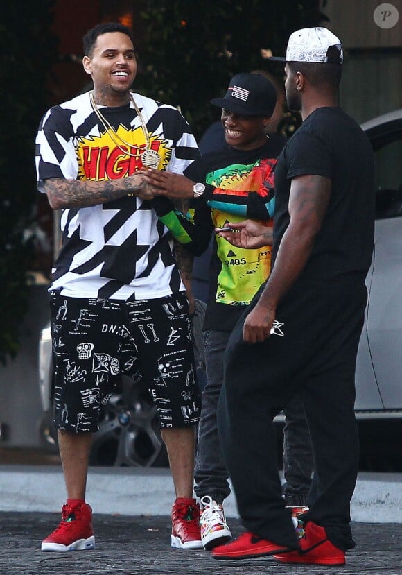 Exclusif - Chris Brown et des amis quittent l'hôtel SLS à Beverly Hills. Le 20 juin 2014.