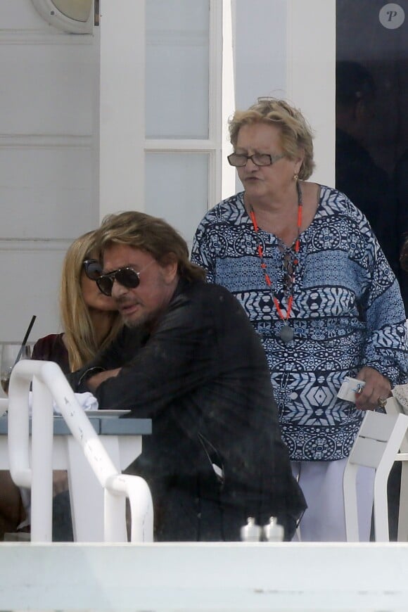 Johnny Hallyday et sa femme Laeticia accompagnés d'Elyette Boudou, se promènent sur la jetée après un repas dans un restaurant local à Malibu, le 21 juin 2014.
