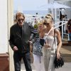 Johnny Hallyday et sa femme Laeticia accompagnés de la grand-mère de la jeune femme, Elyette Boudou, se promènent sur la jetée après un repas dans un restaurant local à Malibu, le 21 juin 2014.