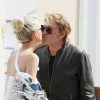 Laeticia Hallyday embrasse Johnny avant qu'il ne parte à moto, à Malibu le 21 juin 2014.