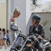 Laeticia Hallyday embrasse Johnny avant qu'il ne parte à moto, à Malibu le 21 juin 2014.