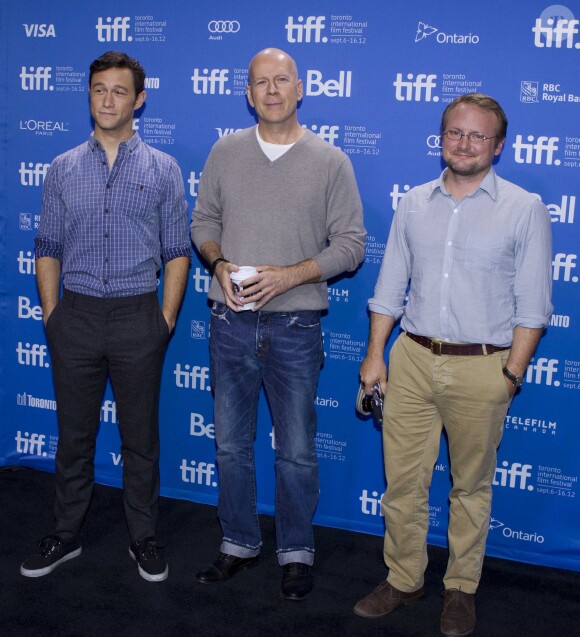 Joseph Gordon-Levitt, Bruce Willis et Rian Johnson à Toronto, le 6 septembre 2012.