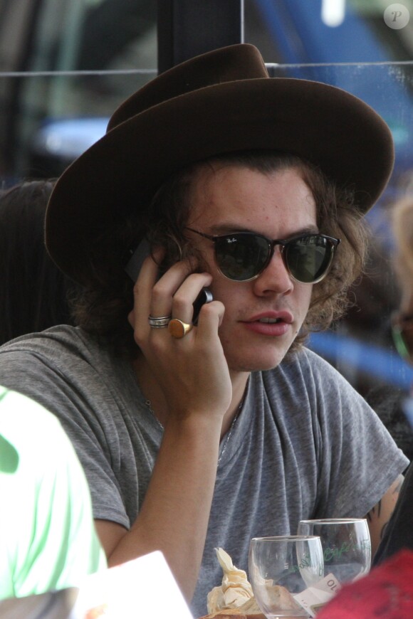 Harry Styles du groupe One Direction au Café de Flore à Paris, le 21 juin 2014.