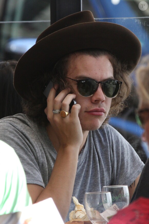Harry Styles du groupe One Direction au Café de Flore à Paris, le 21 juin 2014.