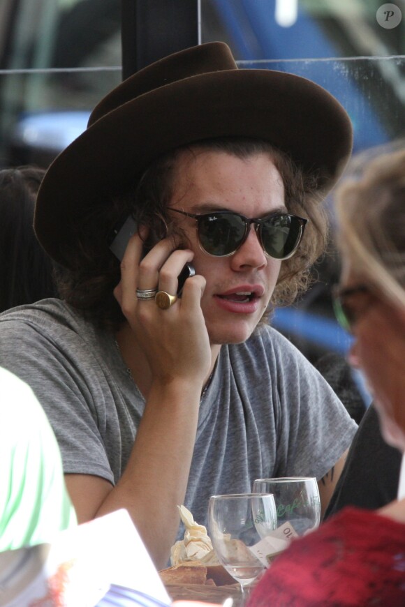 Harry Styles du groupe One Direction au Café de Flore à Paris, le 21 juin 2014.