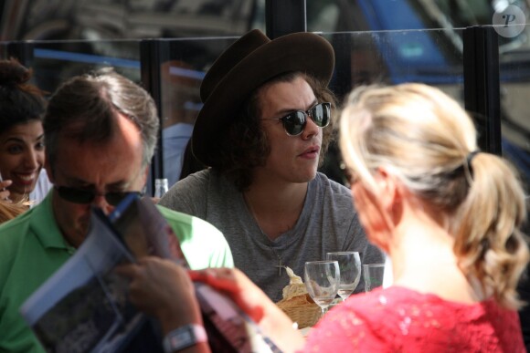 Harry Styles du groupe One Direction au Café de Flore à Paris, le 21 juin 2014.