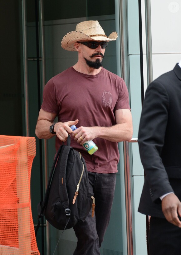 Exclusif - Hugh Jackman, avec une nouvelle barbe, part pour l'aéroport de New York, le 11 juin 2014. 