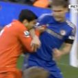  Luis Suarez mord le joueur de Chelsea Branislav Ivanovic en avril 2013. 