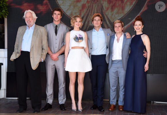Jennifer Lawrence, Liam Hemsworth, Josh Hutcherson, Donald Sutherland, Julianne Moore et Sam Claflin à Cannes, le 17 mai 2014.