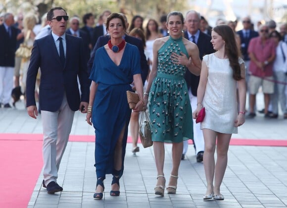 Gad Elmaleh, la princesse Caroline de Hanovre, ses filles Charlotte Casiraghi et la princesse Alexandra de Hanovre arrivant à la soirée pour l'inauguration du nouveau Yacht-Club de Monaco, Port Hercule, le 20 juin 2014. 