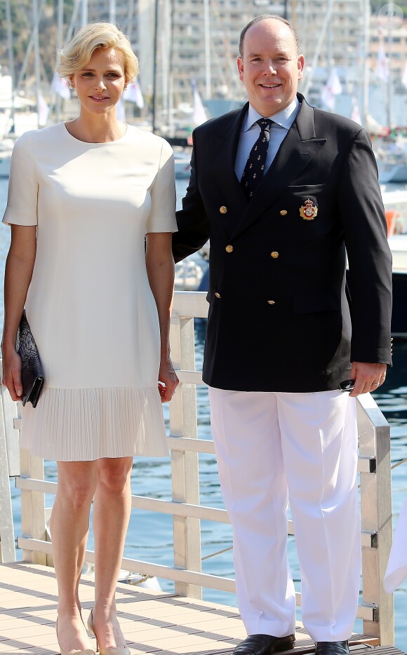 Le prince Albert et la princesse Charlene de Monaco, enceinte, inaugurent le nouveau Yacht-Club de Monaco au port Hercule, à Monaco, le 20 juin 2014.