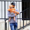 Josh Duhamel avec son fils Axl à Brentwood, le 25 juin 2014.