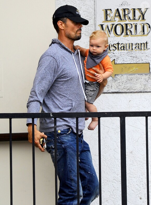Josh Duhamel avec son fils Axl à Brentwood, le 25 juin 2014.