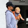 Josh Duhamel rentre chez lui avec son fils Axl après avoir pris un petit-déjeuner à Brentwood, le 25 juin 2014.