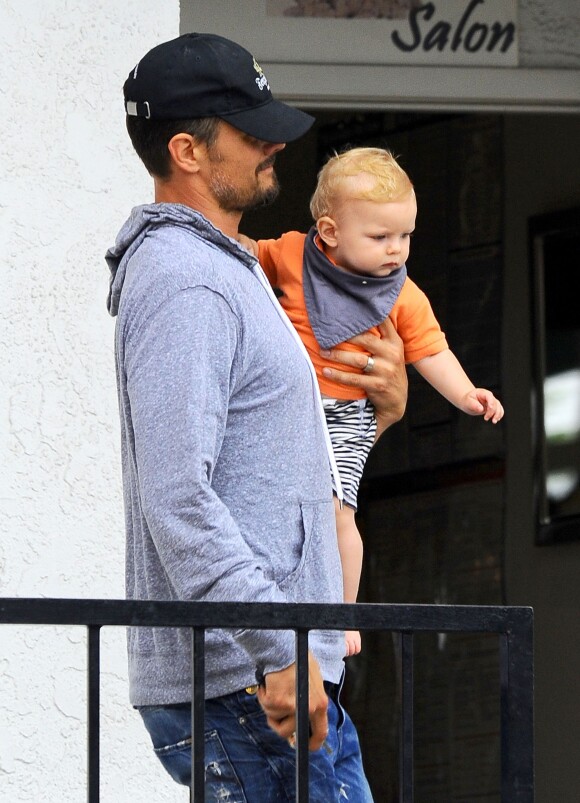 Josh Duhamel rentre chez lui avec son fils Axl après avoir pris un petit-déjeuner à Brentwood, le 25 juin 2014.