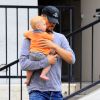 L'acteur Josh Duhamel avec son fils Axl dans les rues de Brentwood, le 25 juin 2014.