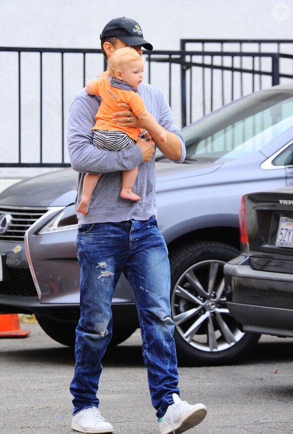 Josh Duhamel rentre chez lui avec son fils Axl après avoir pris un petit-déjeuner à Brentwood, le 25 juin 2014.