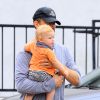 Josh Duhamel rentre chez lui avec son fils Axl après avoir pris un petit-déjeuner à Brentwood, le 25 juin 2014.