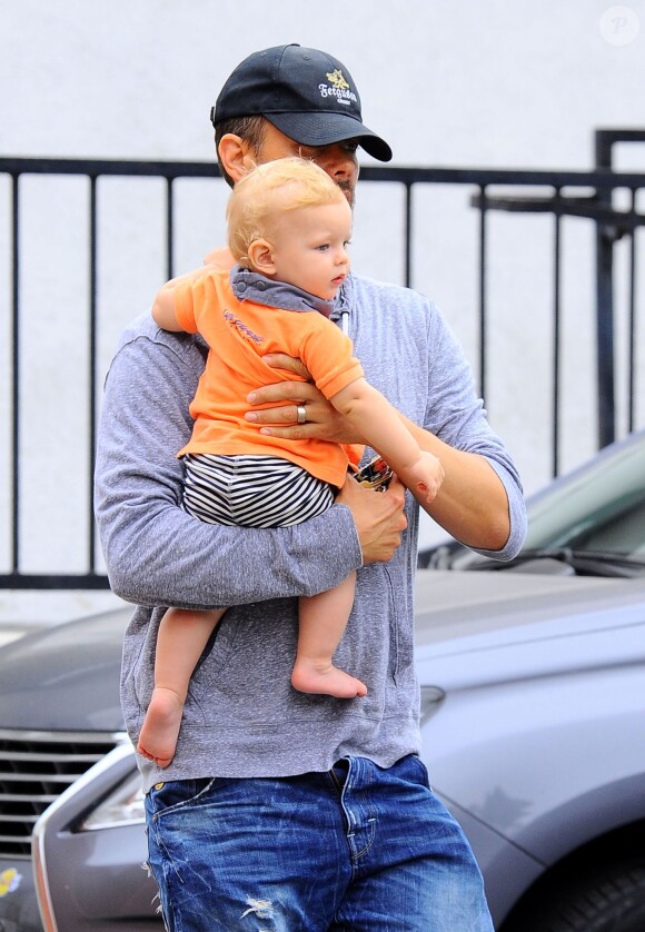 Josh Duhamel rentre chez lui avec son fils Axl après avoir pris un petit-déjeuner à Brentwood, le 25 juin 2014.