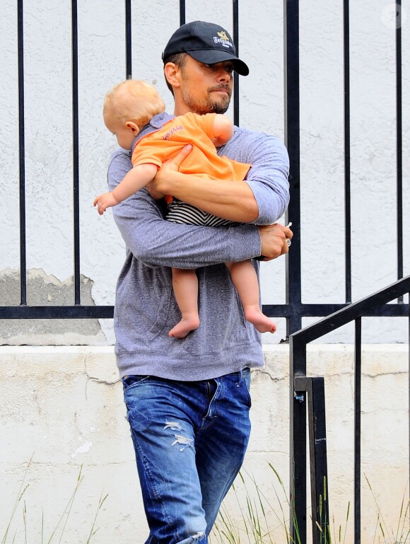Josh Duhamel rentre chez lui avec son fils Axl après avoir pris un petit-déjeuner à Brentwood, le 25 juin 2014.