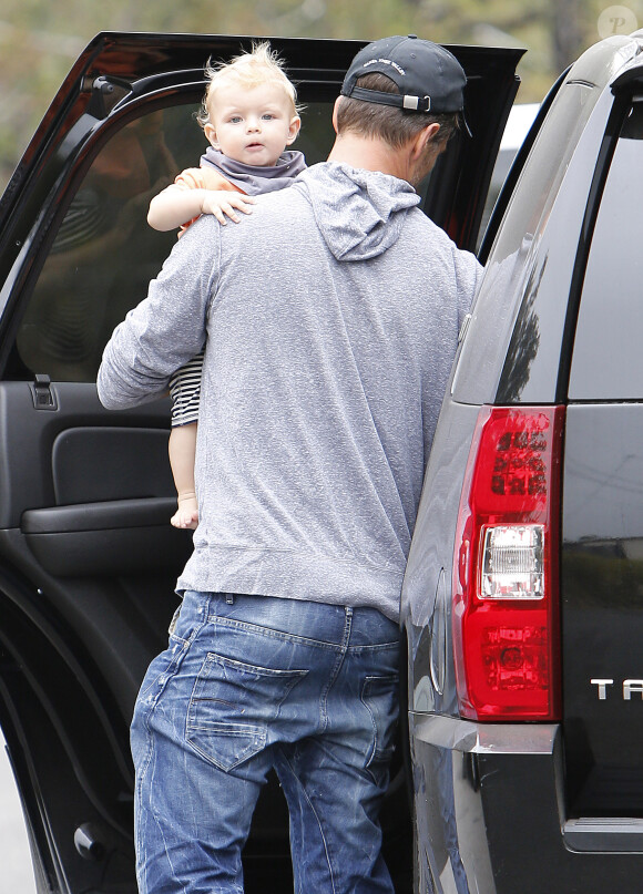 Josh Duhamel avec son fils Axl dans les rues de Brentwood, le 25 juin 2014.