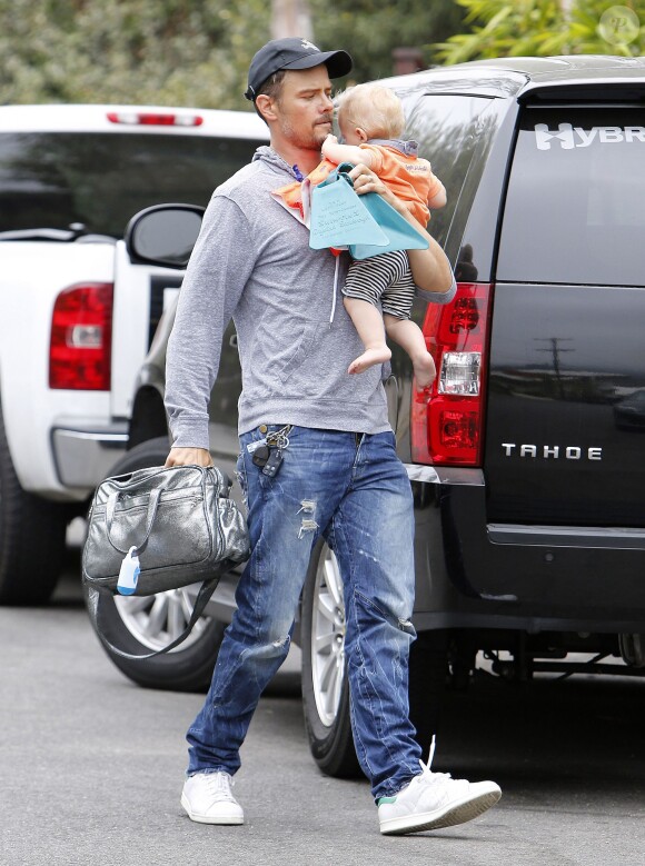 Josh Duhamel rentre chez lui avec son fils Axl après avoir pris un petit-déjeuner à Brentwood, le 25 juin 2014.
