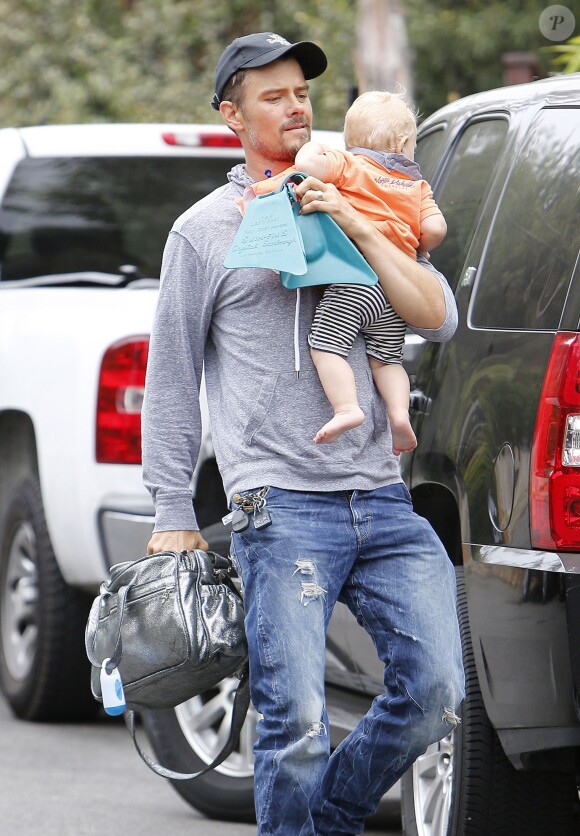 Josh Duhamel rentre chez lui avec son fils Axl après avoir pris un petit-déjeuner à Brentwood, le 25 juin 2014.