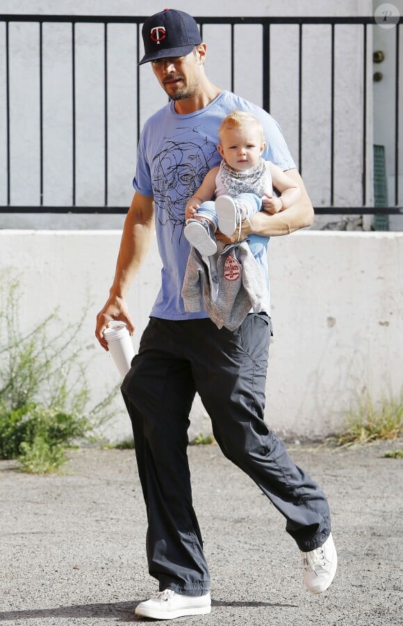 Josh Duhamel rentre chez lui avec son fils Axl après avoir pris un petit-déjeuner à Brentwood, le 25 juin 2014.