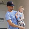 Josh Duhamel et son fils Axl dans les rues de Brentwood, le 22 juin 2014.