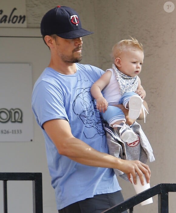 Josh Duhamel et son fils Axl dans les rues de Brentwood, le 22 juin 2014.