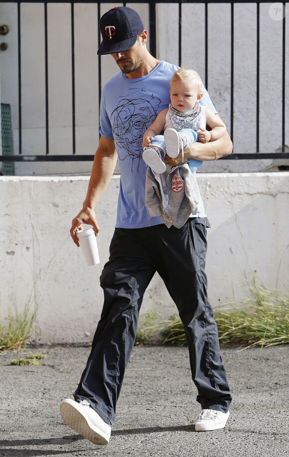 Josh Duhamel et son fils Axl dans les rues de Brentwood, le 22 juin 2014.
