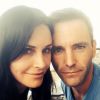 Photo que Courteney Cox et Johnny McDaid ont chacun publié sur leur compte Twitter, annonçant simultanément leurs fiançailles