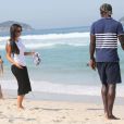 Bacary Sagna se promène avec sa femme Ludivine et leurs fils Kais et Elias sur la plage de Rio de Janeiro au Brésil le 26 juin 2014.
