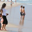 Bacary Sagna se promène avec sa femme Ludivine et leurs fils Kais et Elias sur la plage de Rio de Janeiro au Brésil le 26 juin 2014.