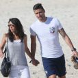 L'attaquant de l'équipe de France Olivier Giroud et sa femme Jennifer se promènent sur la plage de Rio de Janeiro au Brésil le 26 juin 2014.