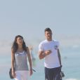 L'attaquant de l'équipe de France Olivier Giroud et sa femme Jennifer se promènent sur la plage de Rio de Janeiro au Brésil le 26 juin 2014.