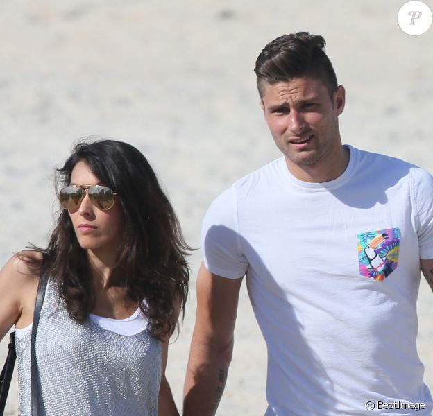 L'attaquant de l'équipe de France Olivier Giroud et sa femme Jennifer se promènent sur la plage de Rio de Janeiro au Brésil le 26 juin 2014.