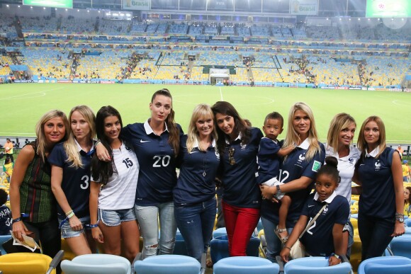 Jennifer Giroud, Ludivine Sagna, Sandra Evra, Fanny, la compagne de Loïc Rémy, Elodie Mavuba et ses enfants, Fiona Cabaye lors du match de l'équipe de France face à l'Equateur, le 25 juin 2014 au stade Maracanã de Rio