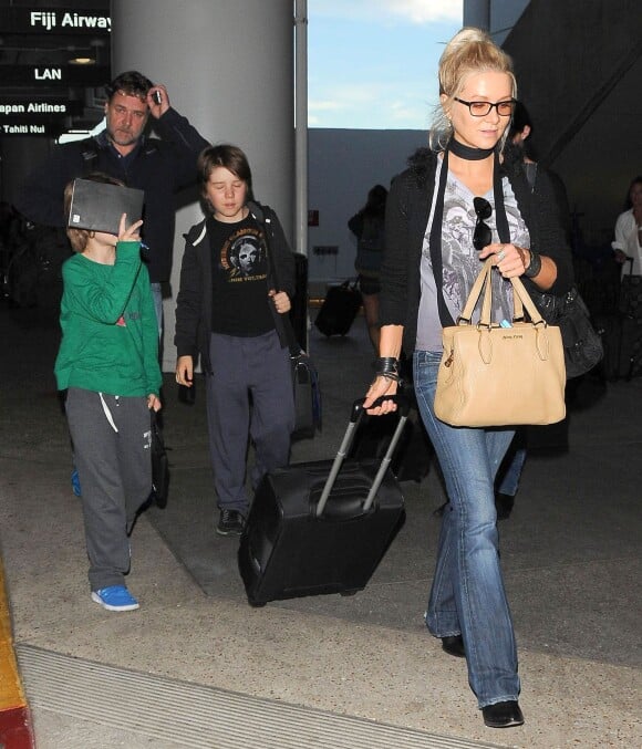 <p>Russell Crowe, son ex-femme Danielle Spencer et leurs fils Charles et Tennyson arrivent à Los Angeles, le 26 juin 2014.</p>
