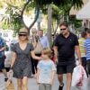 Russell Crowe et Danielle Spencer avec leurs enfants Charles et Tennyson à Beverly Hills le 3 juillet 2013.