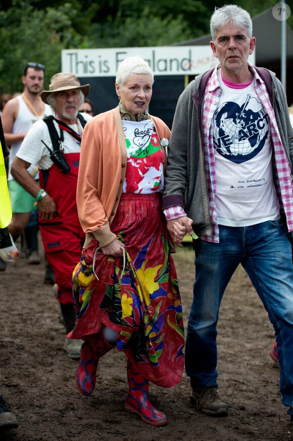 Vivienne Westwood, accompagnée d'un ami, assiste au festival de Glastonbury, le vendredi 27 juin 2014.