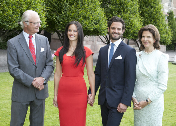Le roi Carl Gustav, Sofia Hellqvist, le prince Carl Philip et la reine Silvia - Annonce des fiançailles de Carl Philip lors d'une conférence de presse devant le palais royal à Stockholm, le 27 juin 2014. Ils se marieront en 2015.