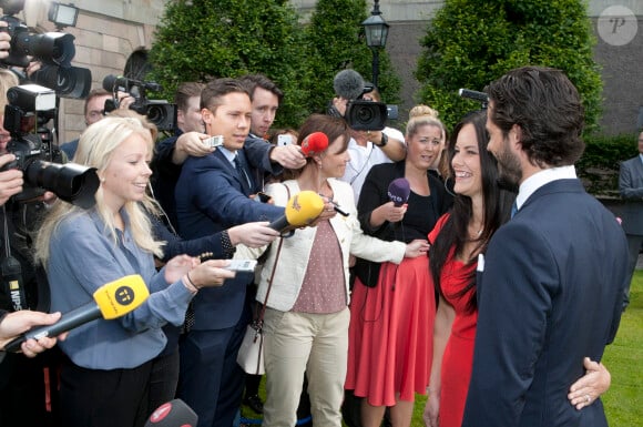 Le prince Carl Philip de Suède et sa compagne Sofia Hellqvist annoncent leurs fiançailles lors d'une conférence de presse devant le palais royal à Stockholm, le 27 juin 2014. Ils se marieront en 2015.  STOCKHOLM 2014-06-27. Today the Marshal of the Realm announced the engagement of Prince Carl Philip of Sweden and Miss Sofia Hellqvist. The wedding date has not yet been decided but it is planned to take place during the summer of 2015. King Carl XVI Gustaf, Queen Silvia, Prince Carl Philip and Sofia Hellqvist met the press at the Royal Palace this afternoon.27/06/2014 - Stockholm