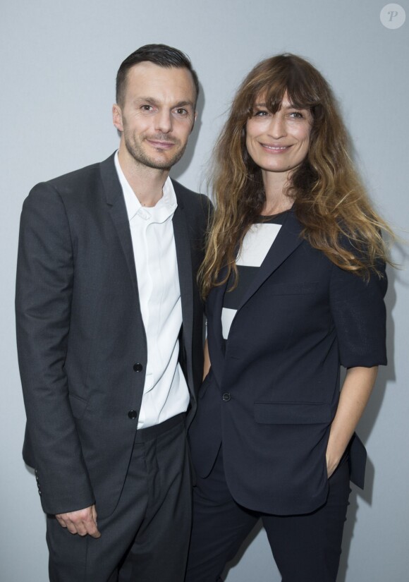 Kris Van Assche et Caroline de Maigret - Défilé Dior Homme printemps-été 2015 au Tennis Club de Paris, le 28 juin 2014.