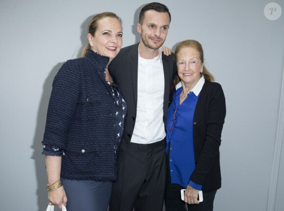 Kris Van Assche, Doris Brynner et sa fille Victoria Brynner - Défilé Dior Homme printemps-été 2015 au Tennis Club de Paris, le 28 juin 2014.