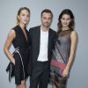 Isabeli Fontana, Kris Van Assche et Candice Swanepoel - Défilé Dior Homme printemps-été 2015 au Tennis Club de Paris, le 28 juin 2014.