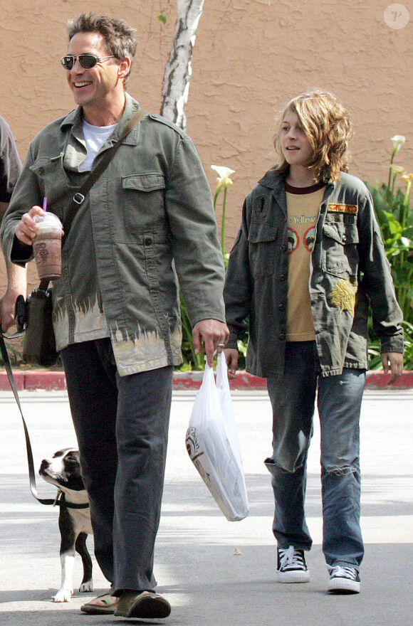 Robert Downey Jr. et son fils Indio à Malibu en mai 2006.